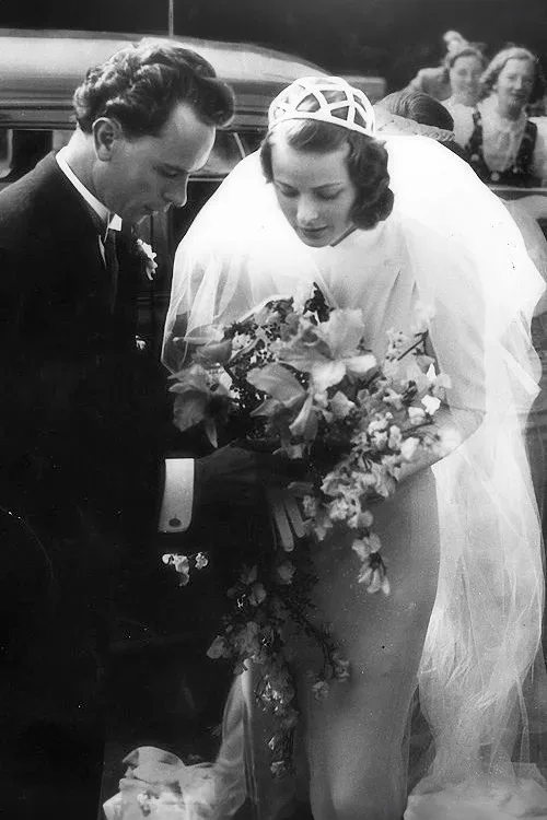 An old black and white photo of a bride and groom featuring Ingrid Bergman and Petter Aron Lindström in Sweden