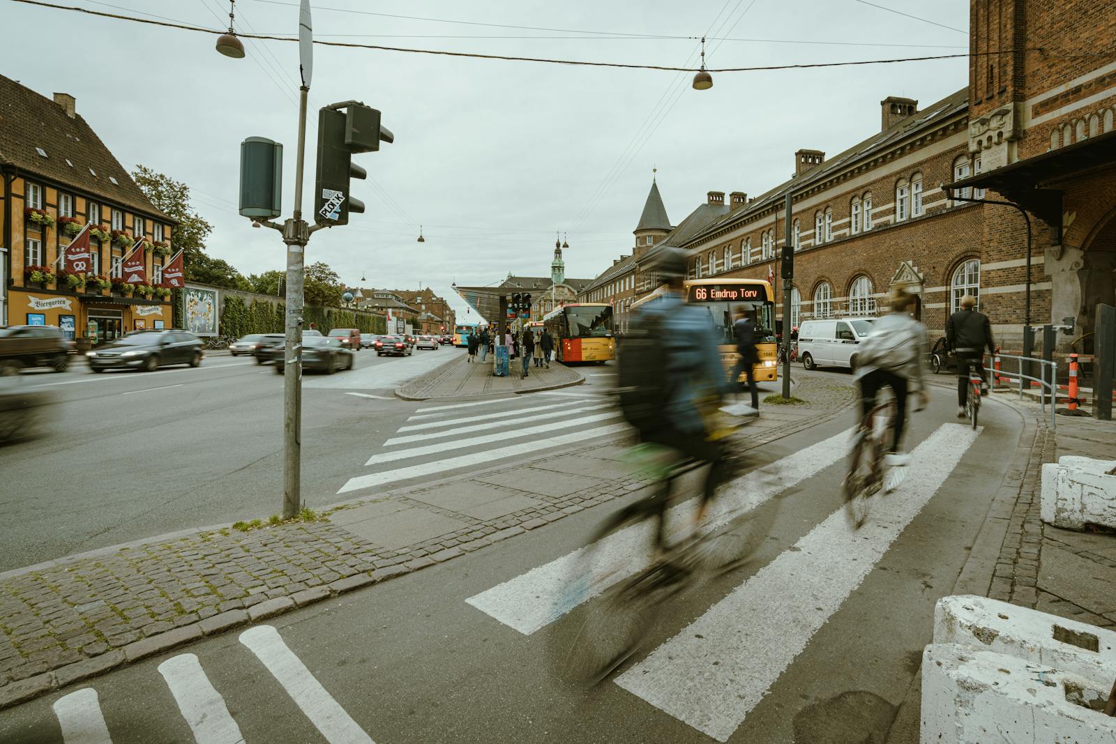 Copenhagen couple cycling separately